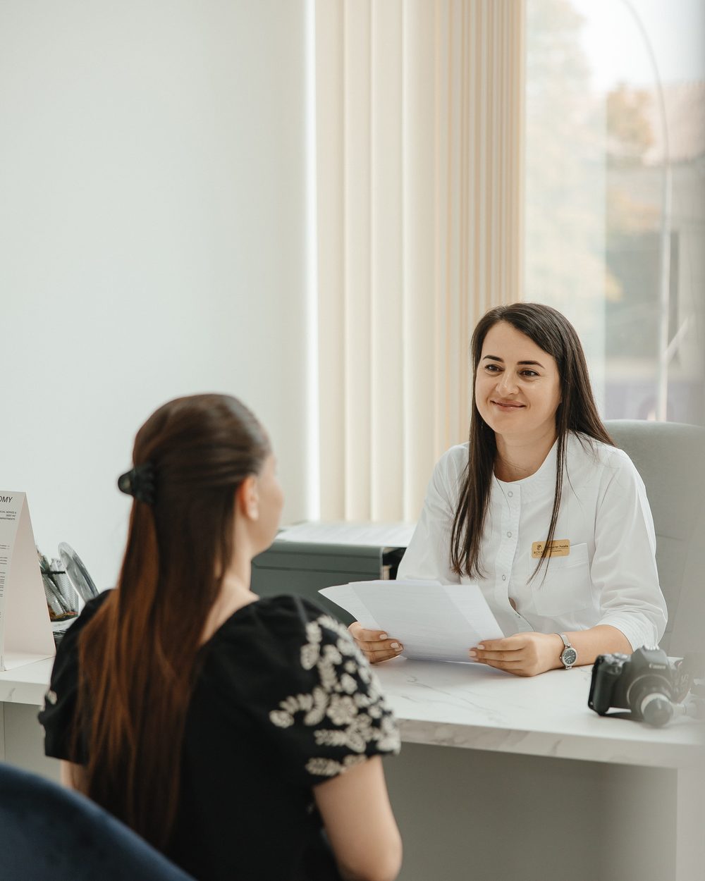 Natalia Margarint în cabinet, în timpul unei consultații la Royal Med Clinic